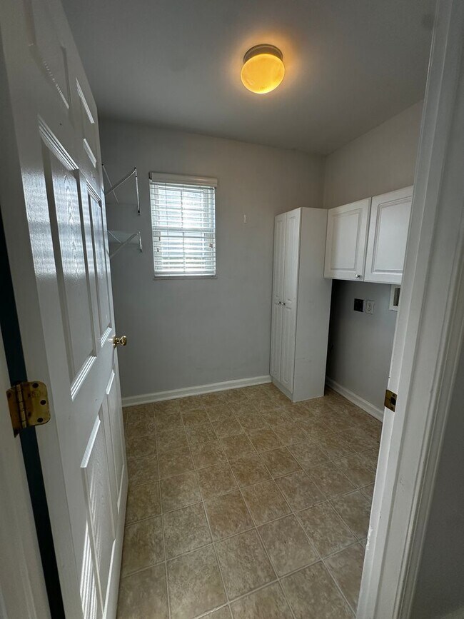 Building Photo - Knoxville 37914 - 3 bedroom, 2 bath home - Contact Regina Upshaw (865) 237-2369