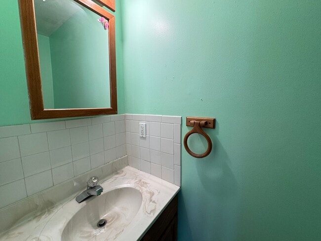 Building Photo - Woburn Townhouse| 2 Bed 1.5 Bath| Availabl...