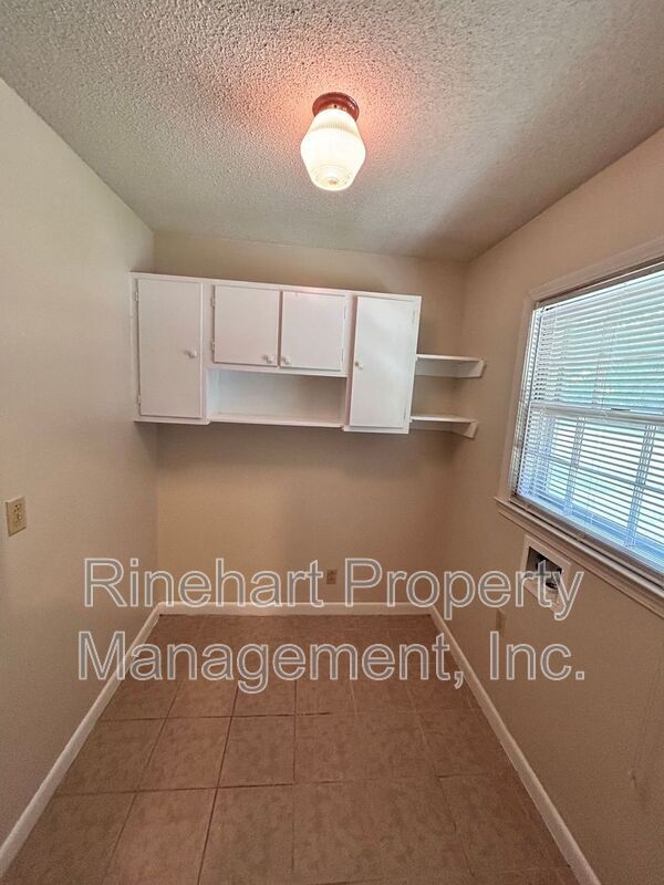 Building Photo - 699 University Dr