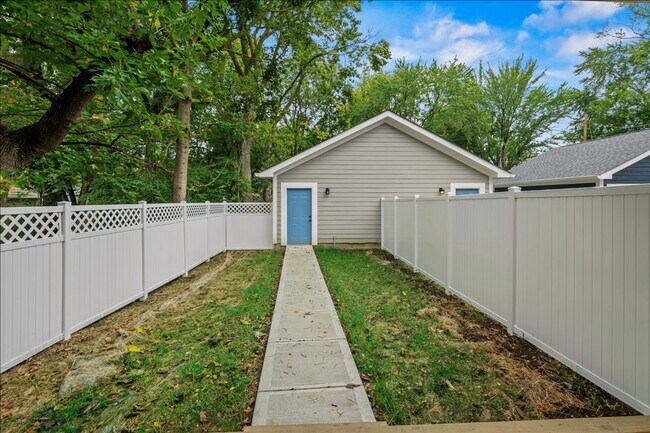 Building Photo - 617 W 39th St