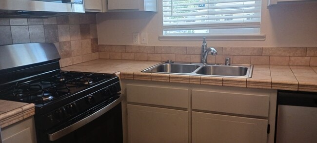 Building Photo - Updated 3 bedroom with A/C and Yard