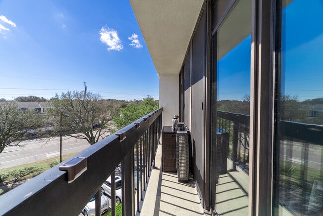 Building Photo - 3558 Shore Dr