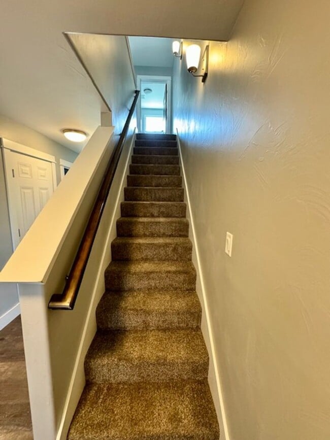 Building Photo - 3 Bedroom, 2 1/2 Bathroom Townhouse -2 weeks free rent with 1-year lease-