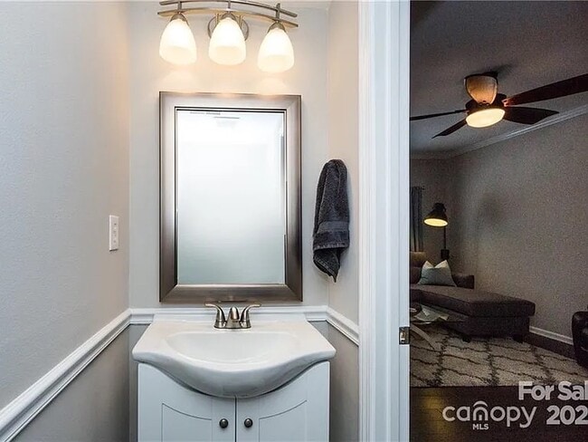 Building Photo - 1265 E Woodlawn Rd