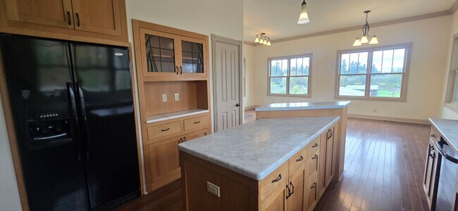 Building Photo - Beautiful Home With Incredible Views