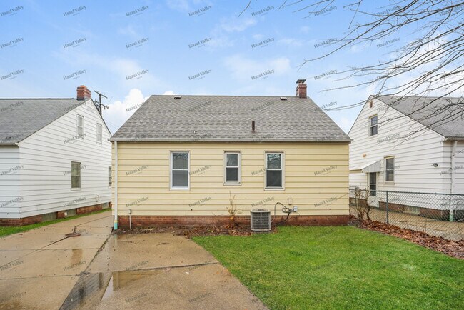 Building Photo - 944 E 220th St