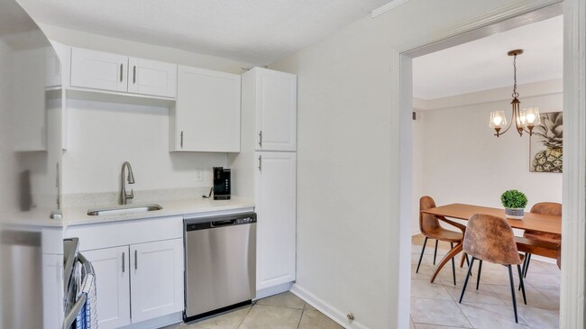 Building Photo - Beautifully renovated 2bed 1bath