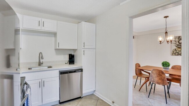 Building Photo - Beautifully renovated Move-in Ready 2bed 1...