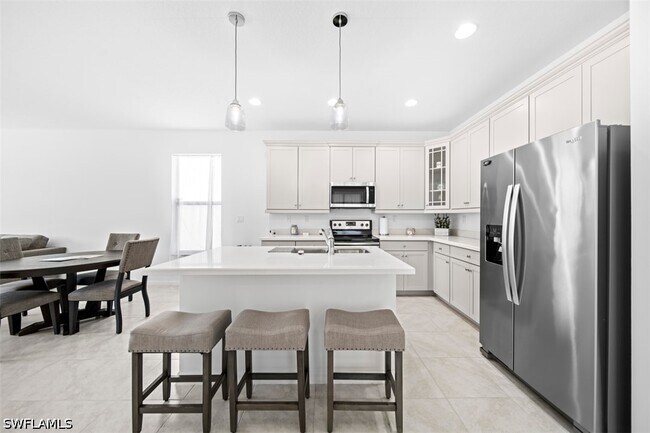 Building Photo - 5535 Useppa Dr