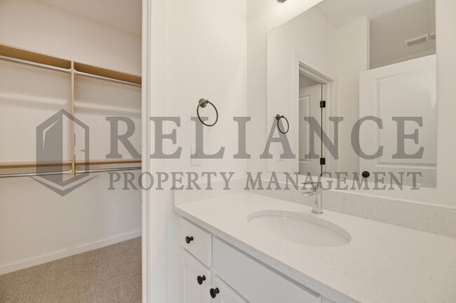 Building Photo - 5249 N Pinecrest Ct