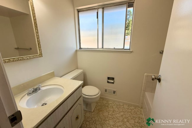 Building Photo - Large Updated 5 Bedroom Home in San Mateo ...