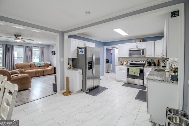Building Photo - 579 Lynmore Ave