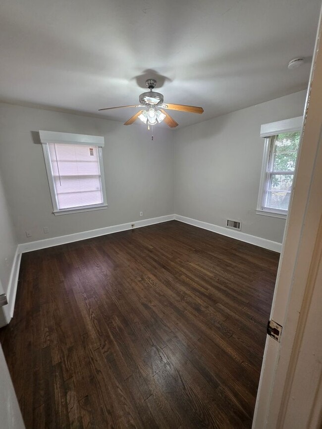 Building Photo - 107 Creek Dr