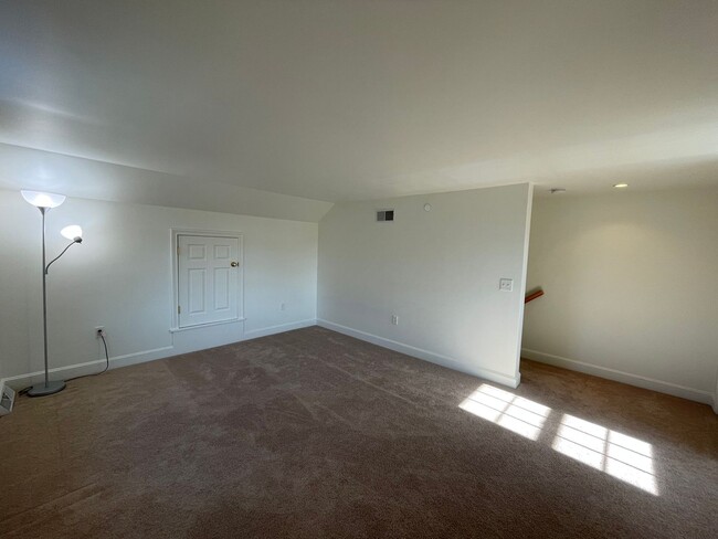 Building Photo - 3 Bedroom Townhome in Lancaster!