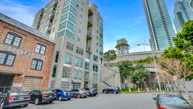 Building Photo - EPIC REA - Modern-Style 1 BR/1 BA Condo in...