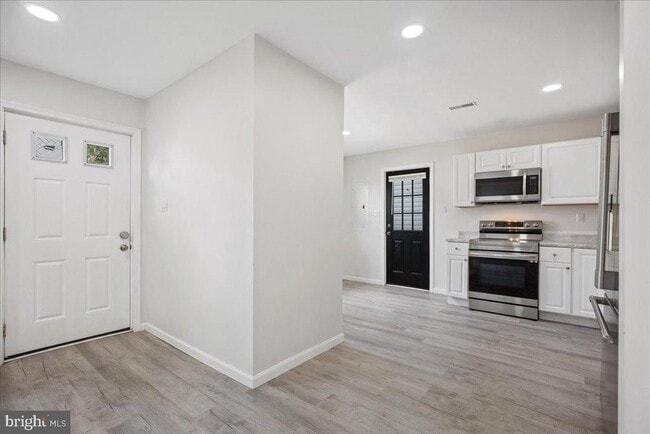 Building Photo - 906 Elfin Ave