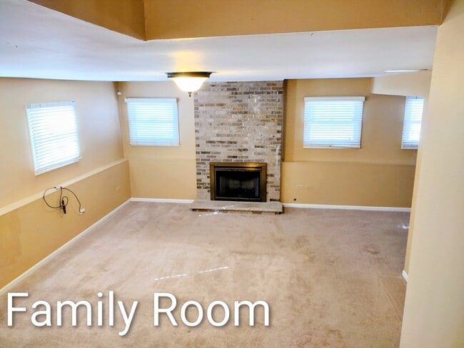 Building Photo - 267 Silverado St