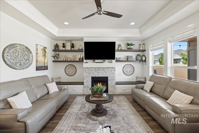 Building Photo - Live in Luxury! 3 bed 2 bath with gorgeous back yard!