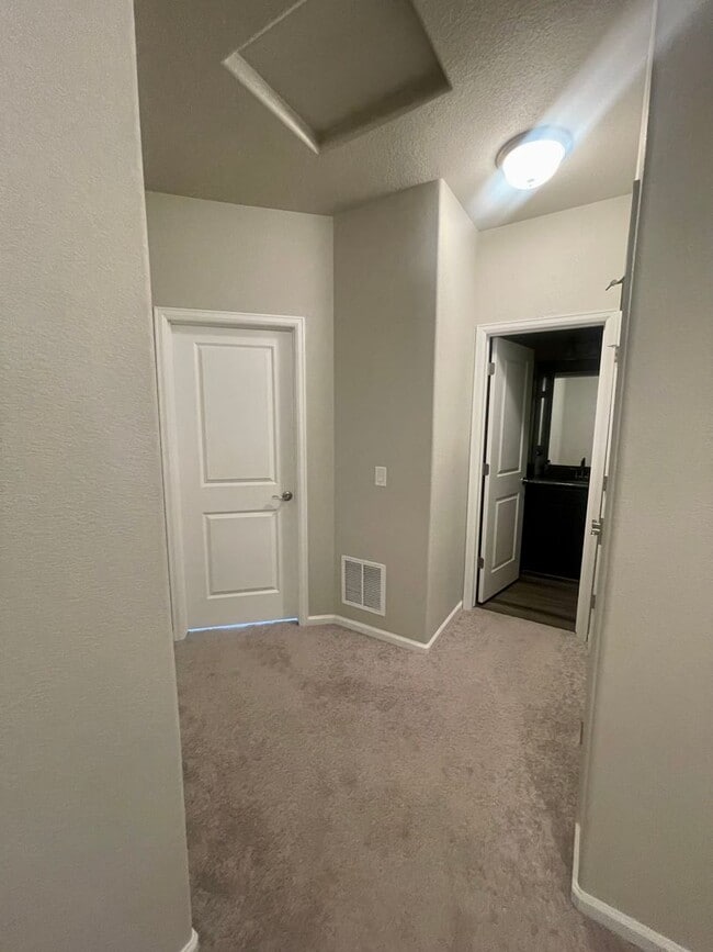 Building Photo - Gorgeous Townhome