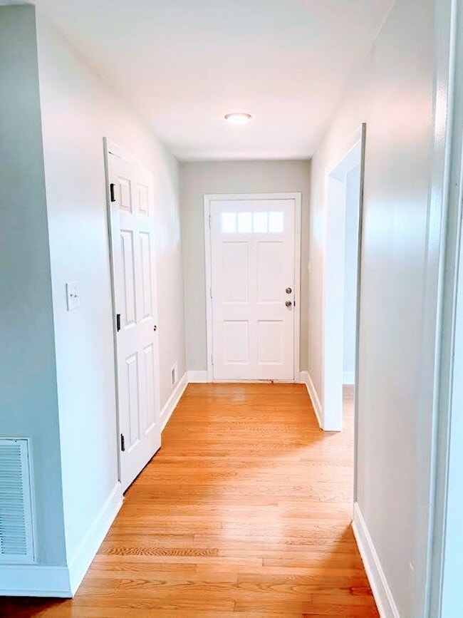 Building Photo - Great 4 Bedroom House