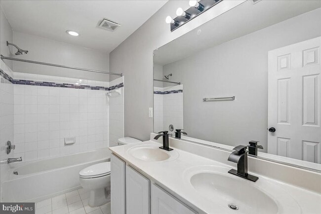 Building Photo - 905 Royal Elm Ct