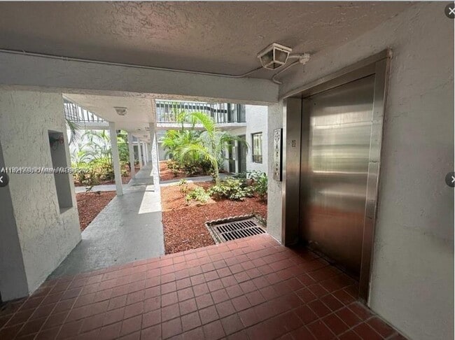 Building Photo - 1880 N Congress Ave