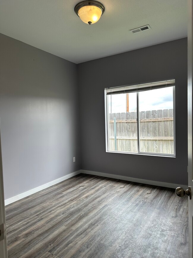 Building Photo - 1438 Azena St