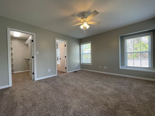 Building Photo - Immaculate and Move In Ready on Newport!