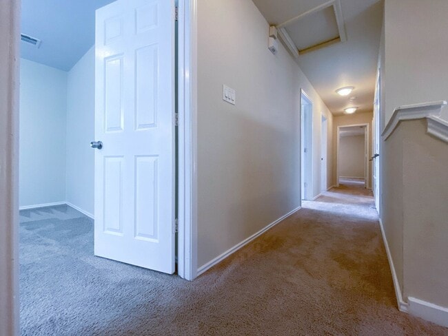 Building Photo - Spacious 4/BR 2.5/BA Two-Story Home with F...