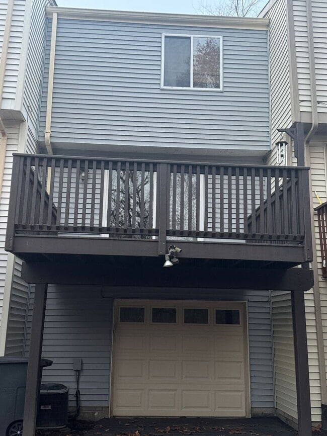 Building Photo - Available NOW!! 2 Beds 1.5 Bath Townhome