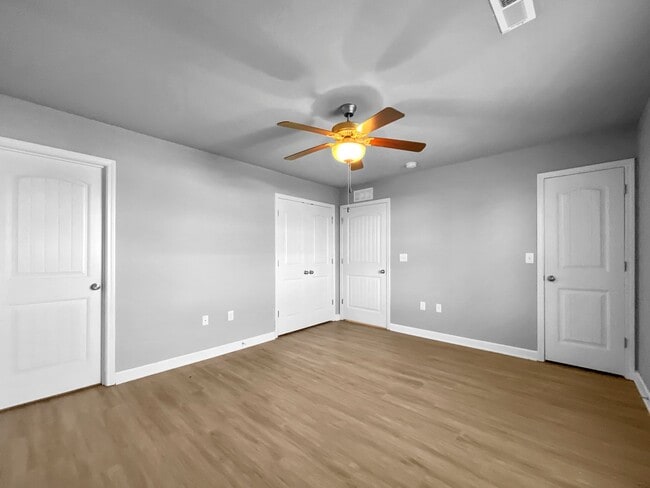 Building Photo - Charming 3-Bed, 2-Bath Ranch style duplex in the Colonial Gardens