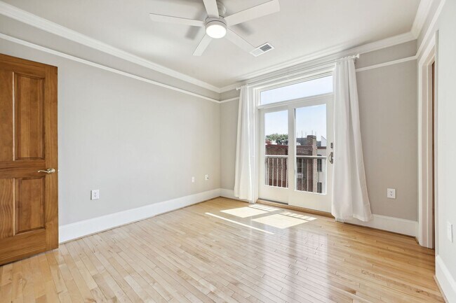 Building Photo - Available Now! 2 Bed/2 Bath With Parking I...