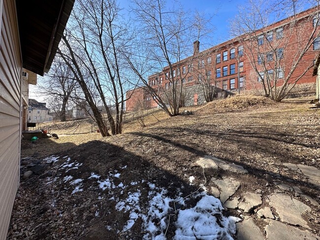 Building Photo - AVAILABLE JUNE/JULY - Remodeled 3 Bed 1.5 ...