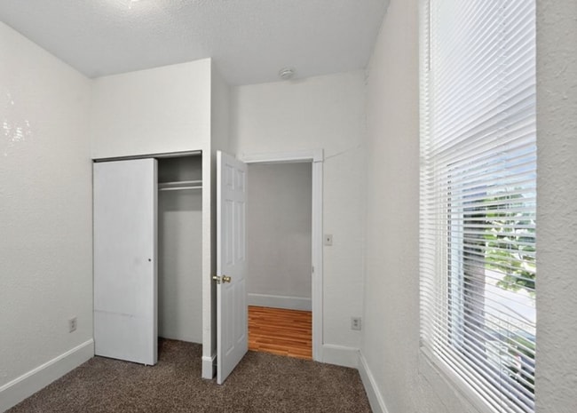 Building Photo - Charming half duplex in Sloane's Lake