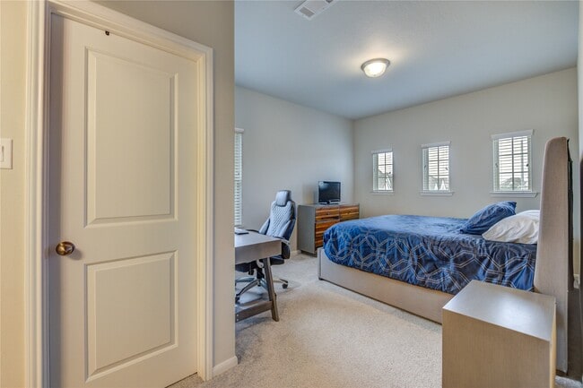 Building Photo - 2727 Camellia Ave