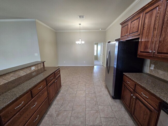 Building Photo - College Station - Large 4 bedrooms / 2.5 baths with garage and fenced yard!!