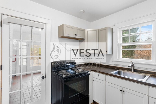 Building Photo - 68 Maple St