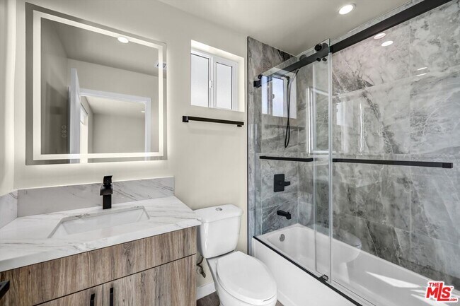 Building Photo - 1305 N Sycamore Ave