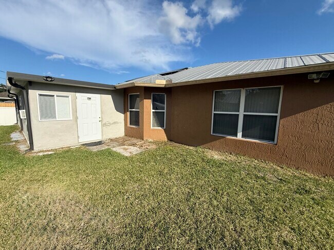 Building Photo - 1481 SW Jacksonville Ave