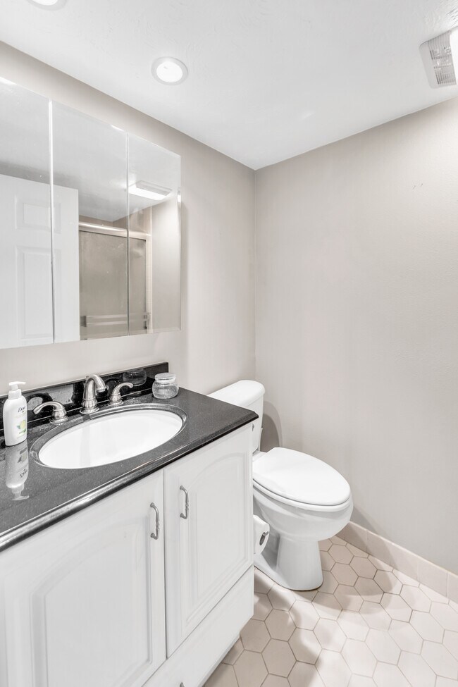 Building Photo - 2800 Cove Cay Dr