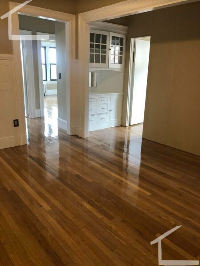 Building Photo - Southwest facing 5th floor 3 bedroom in elevator building.