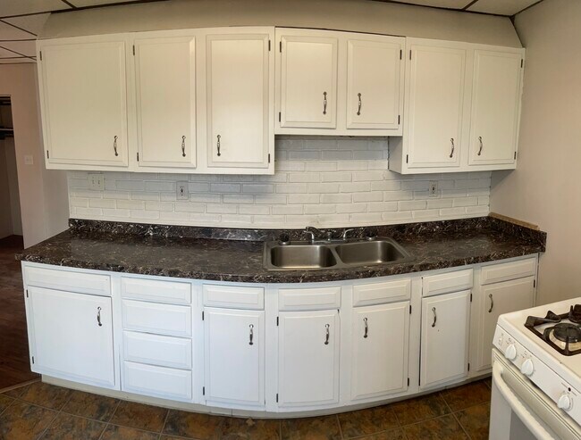 Building Photo - 2022 Plainview Ave