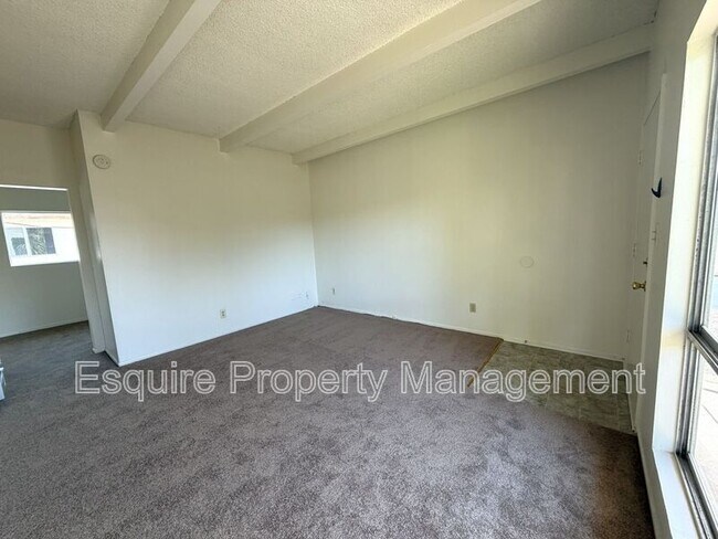 Building Photo - 2050 N Ventura Rd