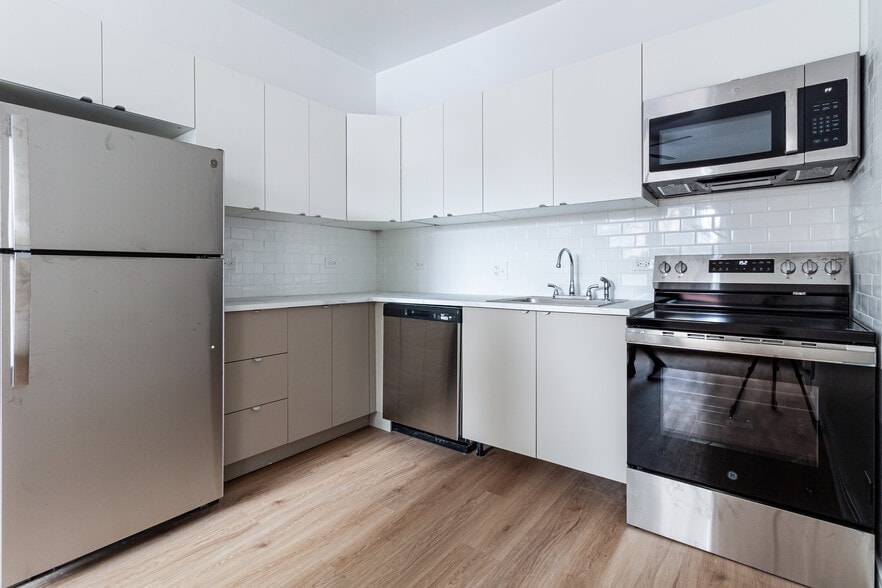 Building Photo - 2819 N Pine Grove Ave