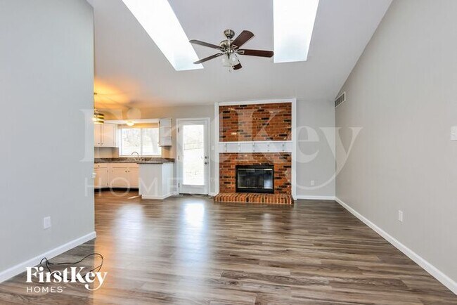 Building Photo - 16609 Green Pines Dr