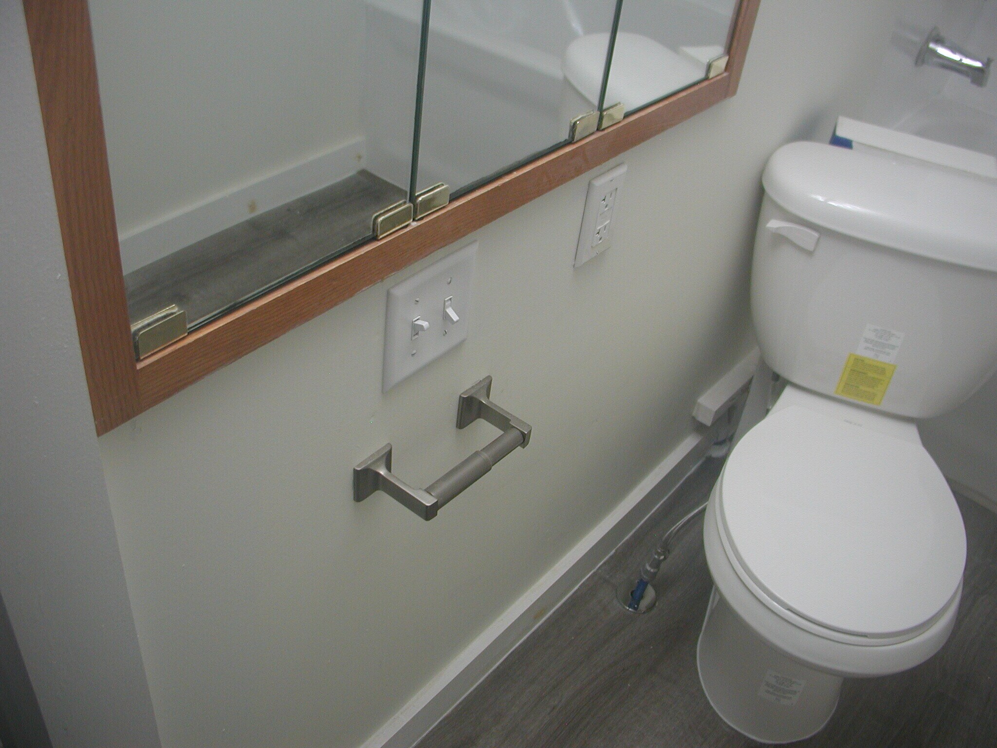 Building Photo - 241 E Ronning Ave