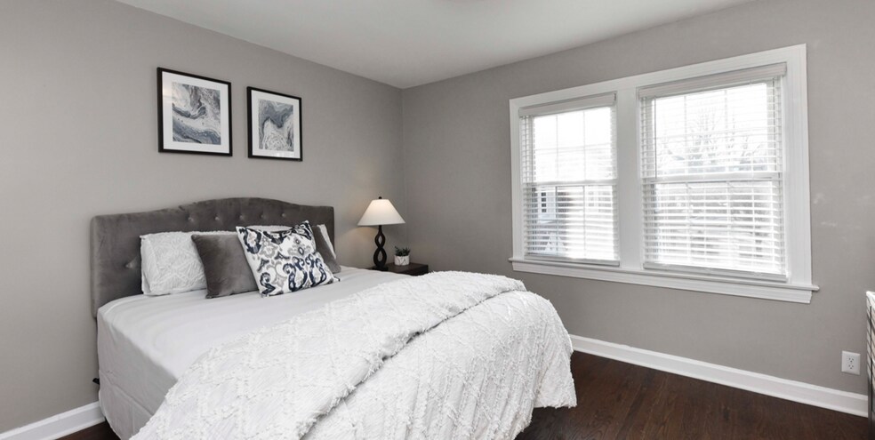 Building Photo - Avenue Willows 2 bed-1 bath with W/D included!