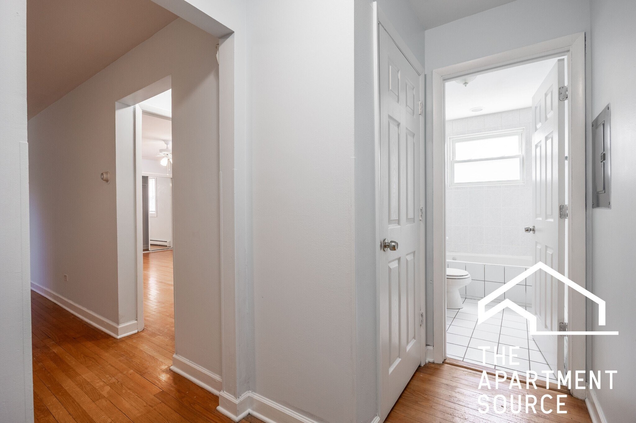 Building Photo - 1643 W Sherwin Ave