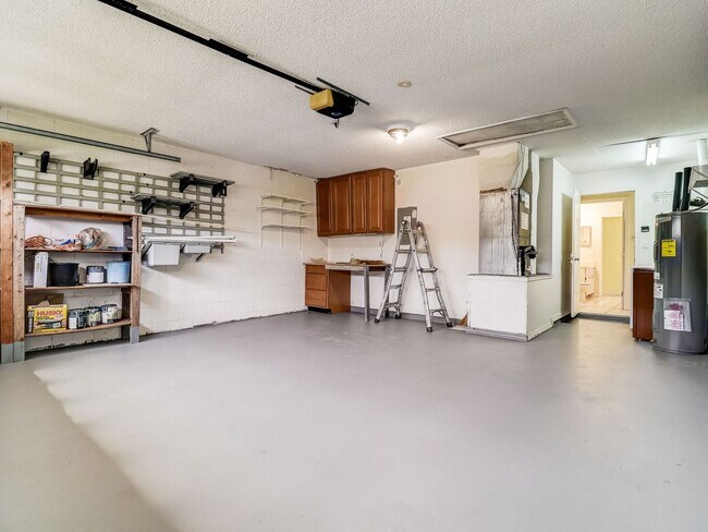 Building Photo - Beautiful 3-bedroom 2-bathroom house in th...