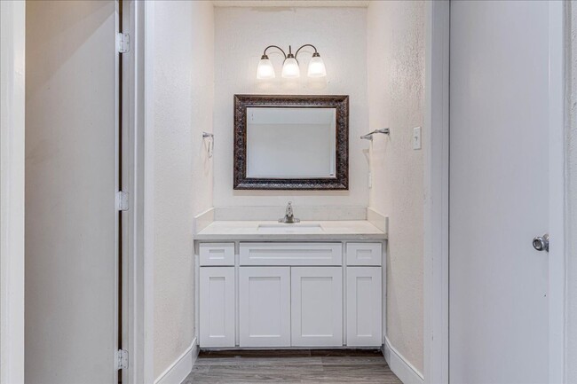 Building Photo - 985 Crossbill St